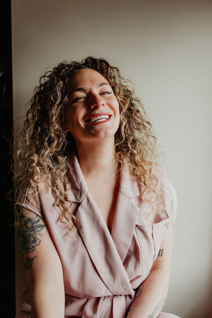Whitney van YourVirtual Sidekick met een kop koffie en een big smile. Your Virtual Sidekick neemt werk uit handen. Tevens bieden wij creatieve hulp met websites en logo's.