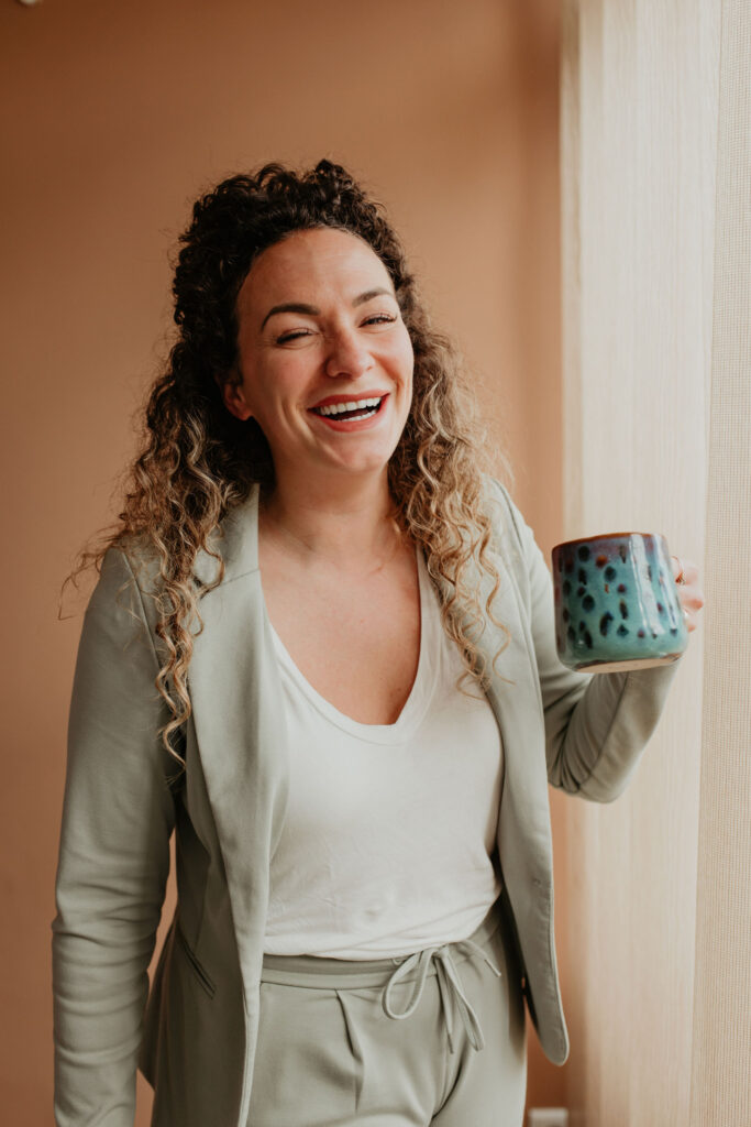Whitney van YourVirtual Sidekick met een kop koffie en een big smile. Your Virtual Sidekick neemt werk uit handen. Tevens bieden wij creatieve hulp met websites en logo's.